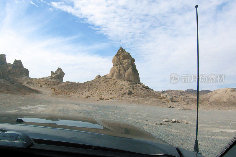 POV驾车穿过加利福尼亚的Trona Pinnacles